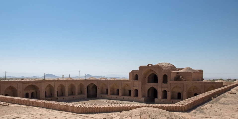 مهر در همجوار شاهراه قدیم خراسان جزو وسیع‌ترین کاروانسراهای منطقه است