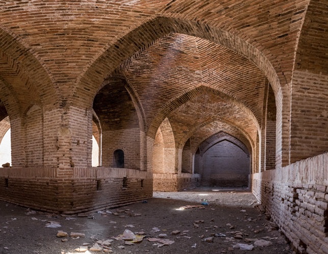 مهر در همجوار شاهراه قدیم خراسان جزو وسیعترین کاروانسراهای منطقه است