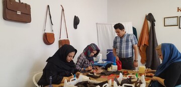 هنر چرم‌دوزی کردستان در مسیر توسعه/ هنرمندان مورد حمایت قرار گیرند