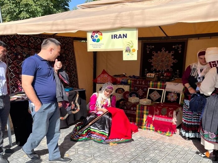 آرزویم ثبت جهانی «رشتیدوزی» است/ قاسمآباد و «چادرشببافی» را معرفی کردم