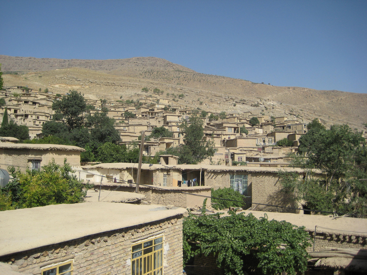 ادامه پروژه تکمیل پارکینگ روستای دشتک شهرستان مرودشت فارس