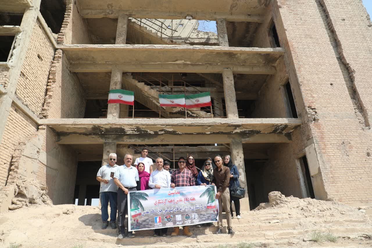 گشت فعالان گردشگری و صنایع‌دستی خرمشهر در بناهای ثبت‌ملی دفاع‌مقدس