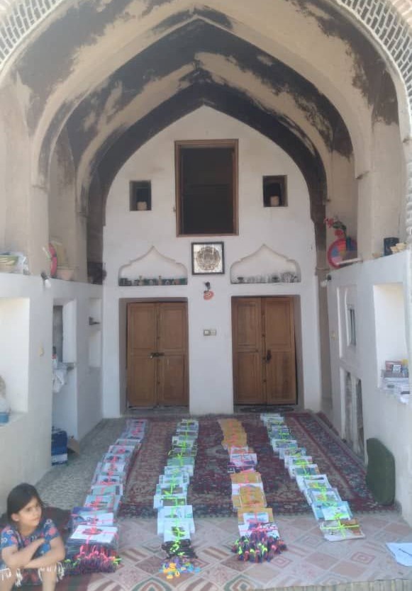 اهدای لوازم‌التحریر به دانش‌آموزان در خانه تاریخی سیدصدر دزفول