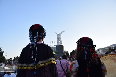 تجمع  بزرگ «ذاکران نبوی» در هفته وحدت و خجسته میلاد حضرت رسول اکرم(ص)، در میدان آزادی سنندج