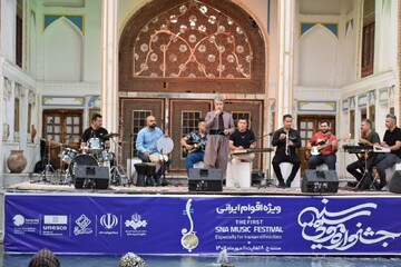 ساز موسیقی اقوام ایرانی در بناهای تاریخی سنندج کوک شد/ رویداد محوری نقش مهمی در توسعه گردشگری دارد