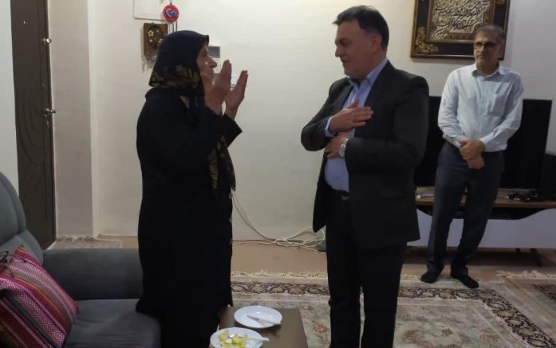 دیدار مدیرکل میراث‌فرهنگی خوزستان با خانواده 2 شهید در اهواز