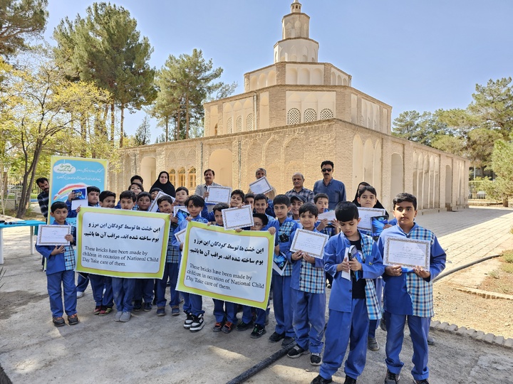 برگزاری گارگاه آموزش خشت‌زنی در ارگ کلاه‌فرنگی به‌مناسبت روز جهانی و هفته ملی کودک
