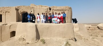 بازدید امدادگران هلال احمر هیرمند از ارگ خان ملک سیستان و بلوچستان