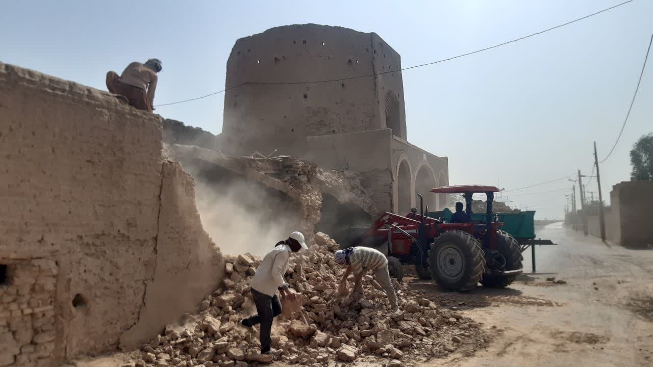 بهسازی دیوار مجاور قلعه صادق‌آباد شهر بافق آغاز شد