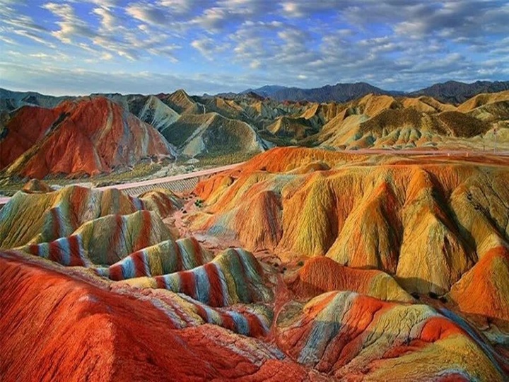 دره‌ رنگین‌کمان؛ شاهکاری از خاک‌های رنگین/ شگفتی زمین‌شناسی