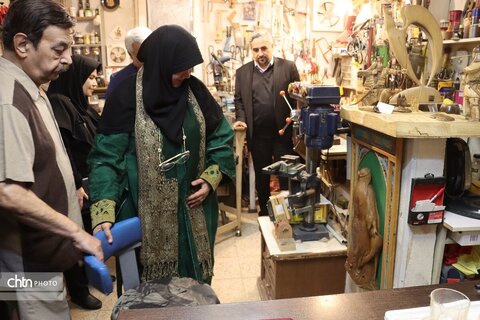 معاون صنایع دستی وزارت میراث فرهنگی با هنر مند صنایع دستی در مشهد دیدار کرد