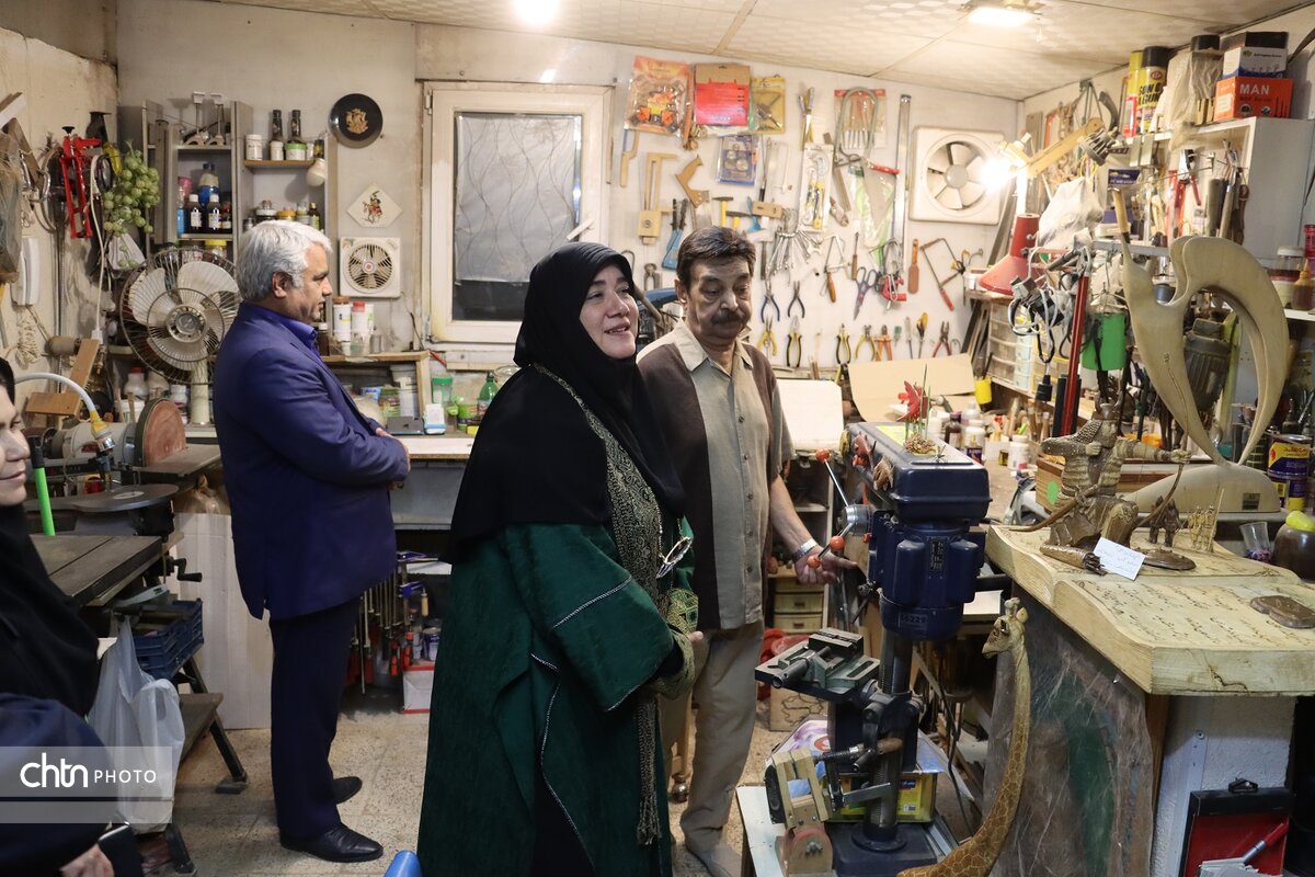 مریم جلالی با هنرمند صنایع‌دستی در مشهد دیدار کرد