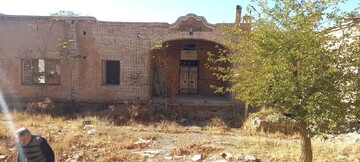 در ورودی درمانگاه تاریخی دهنو استان مرکزی بازسازی شد