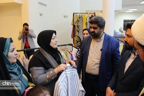 افتتاح جشنواره مد و لباس دستبافته های کار بافی در اردکان