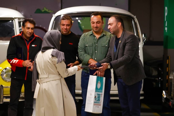 نخستین بانوی ایرانی در مرتفع ترین جاده موتورسواری جهان نخستین بانوی ایرانی در مرتفع ترین جاده موتورسواری جهان