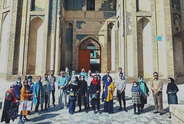 بازدید جمعی از گردشگران تهرانی از جاذبه های گردشگری تاریخی و مذهبی ورامین