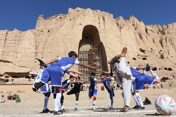 حفاظت از آثار فرهنگی ولایت بامیان با برگزاری مسابقه فوتبال در مقابل مجسمه بودا