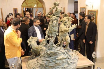 رونمایی از مجسمه هفتمین خان رستم در موزه صنایع‌دستی اردبیل