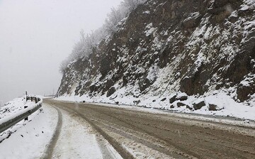 بارش نخستین برف پاییزی در دامنه‌های کوه دنا/ هشدار به کوهنوردان و گردشگران