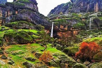 لطافت باران بر صخره‌های مخملی در بوستان مخملکوه خرم‌آباد