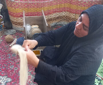 برگزاری کارگاه آموزشی نخ‌ریسی سنتی در رومشکان
