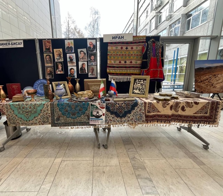 برپایی نمایشگاه صنایع‌دستی و مشاهیر ایران در دانشگاه دوستی ملل مسکو