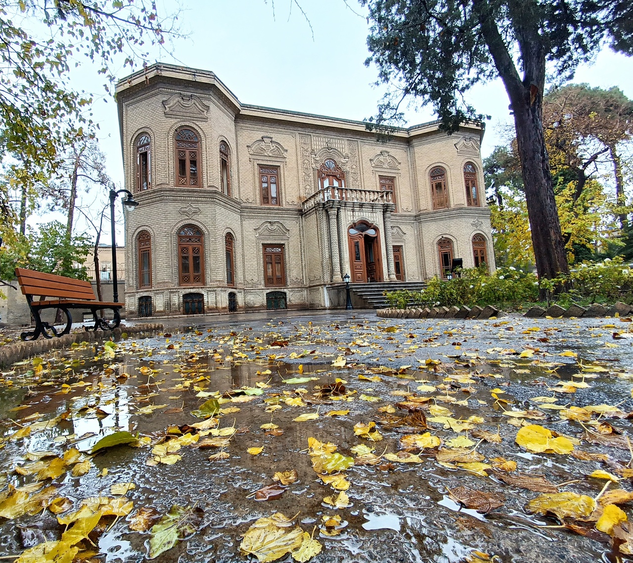 باران پاییزی در موزه آبگینه و سفالینه