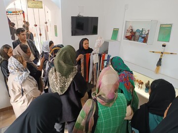 هنرمندان و صنعتگران شرکت‌کننده در نمایشگاه صنایع‌دستی خراسان جنوبی از جاذبه‌های بیرجند دیدن کردند