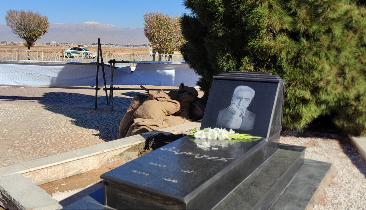 پیکر استاد ندوشن در نیشابور آرام گرفت