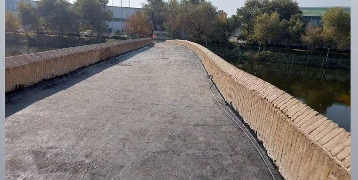 پل شهرستان اصفهان آسفالت نشده است/ برای جلوگیری از نفوذ آب به عرشه، یک‌لایه نازک قیروگونی انجام شد/ تمام مراحل تحت نظارت کارشناسان خبره انجام شد