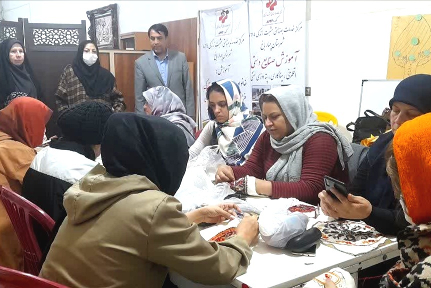 آموزش‌ رایگان صنایع‌دستی به مددجویان بهزیستی در چهارباغ
