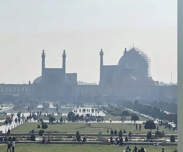 خدمات‌رسانی به گردشگران در بناهای تاریخی اصفهان همزمان با آلودگی هوا