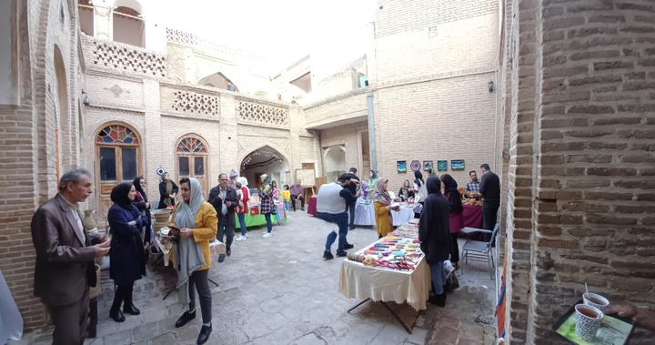 نمایشگاه صنایع‌دستی و خوراکی‌های سنتی دزفول در خانه تاریخی سوزنگر برپا شد