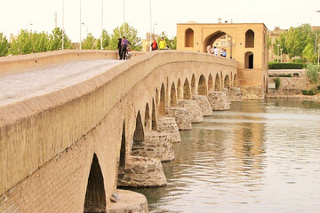 پل تاریخی شهرستان از قدیمی‌ترین پل‌ها بر روی رودخانه زاینده رود