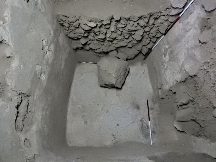 کشف قلم یک هزار و ۴۰۰ ساله در کاوش‌های باستان‌شناسی غار زل هستیجان/ کشف ۱۱ قطعه چرم نوشته