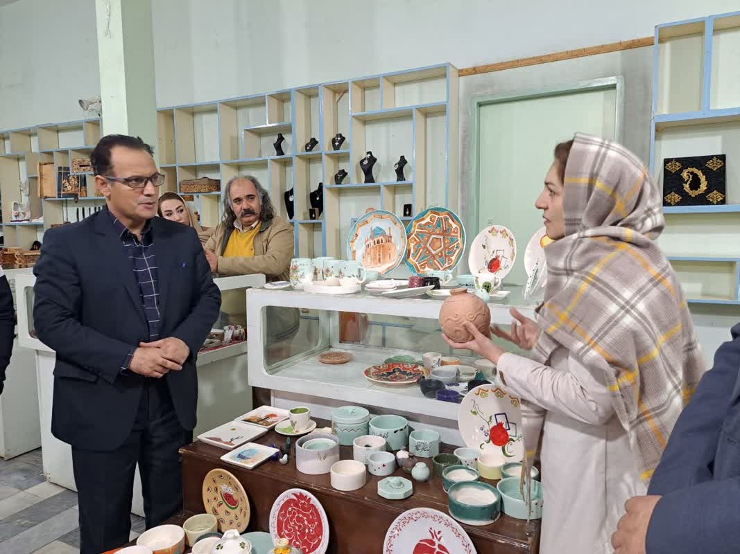 نمایشگاه صنایع‌دستی و تولیدات محلی به مناسبت یلدا در زنجان افتتاح شد