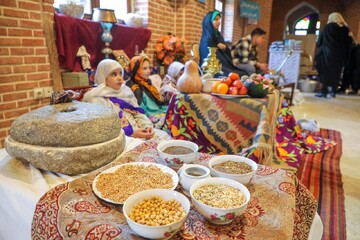جشنواره چیله گئجه‌سی در اردبیل برگزار شد/ نمایش آیین‌های یلدایی 12 روستای بخش مرکزی شهرستان اردبیل