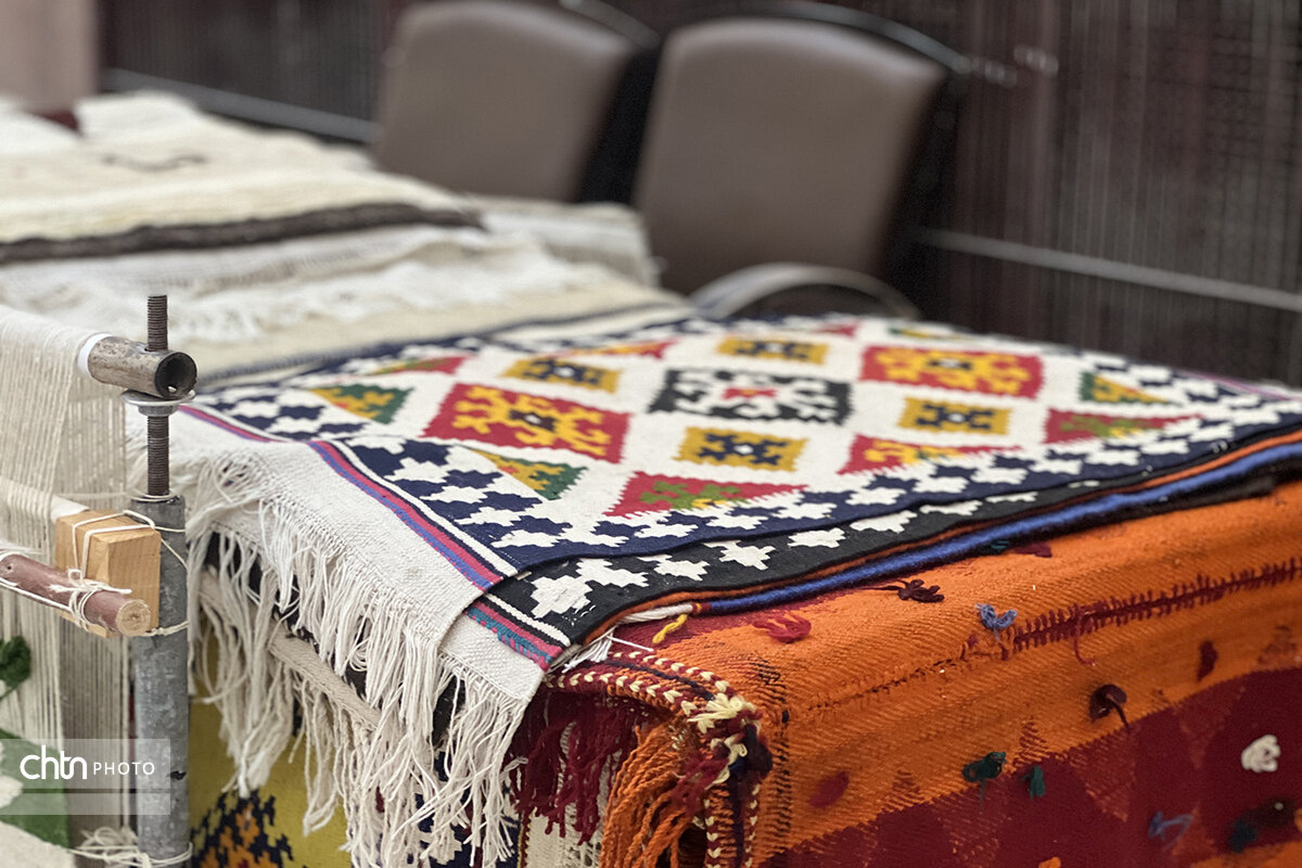 صادرات صنایعدستی، راهی مغفول برای تحقق «اقتصاد بدون نفت»/ برای رونق صادرات و رفع موانع چه باید کرد؟/ رونق تولید و صادرات صنایعدستی با تکیه بر ظرفیت بخشخصوصی