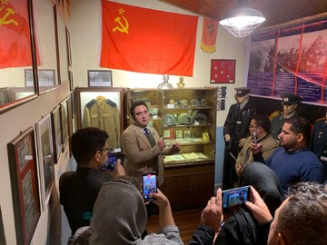 بازدید خبرنگاران رسانه‌های خارجی از موزه جنگ‌جهانی دوم در لاهیجان