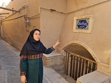گشتی در دل بافت قدیم  یزد با راهنمایان تور از دروازه مالمیر تا دولتخانه اتابکان