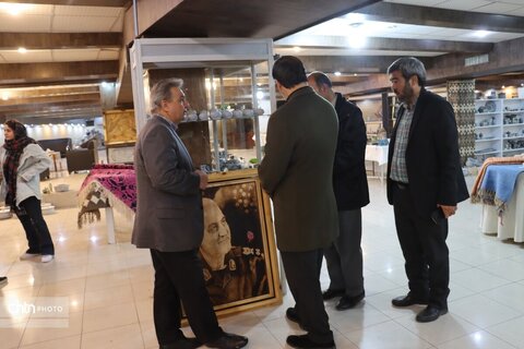 دومین جشنواره صنایع‌دستی بسیج خراسان رضوی "نمایشگاه آثار جشنواره صنایع دستی بسیج خراسان رضوی  در مجتمع تجاری الماس شرق مشهد افتتاح شد