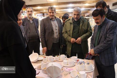 دومین جشنواره صنایع‌دستی بسیج خراسان رضوی "نمایشگاه آثار جشنواره صنایع دستی بسیج خراسان رضوی  در مجتمع تجاری الماس شرق مشهد افتتاح شد