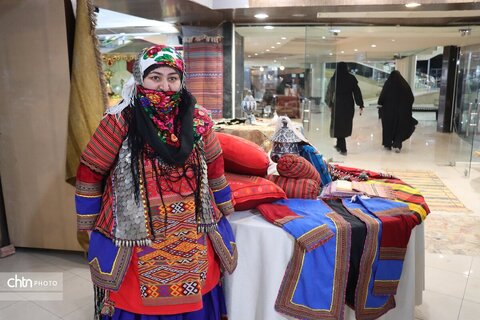 دومین جشنواره صنایع‌دستی بسیج خراسان رضوی "نمایشگاه آثار جشنواره صنایع دستی بسیج خراسان رضوی  در مجتمع تجاری الماس شرق مشهد افتتاح شد