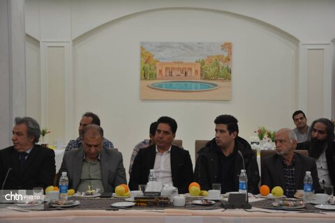 نشست هم‌اندیشی مدیرکل میراث فرهنگی و معاون گردشگری یزد با اعضای جامعه حرفه‌ای هتلداران
