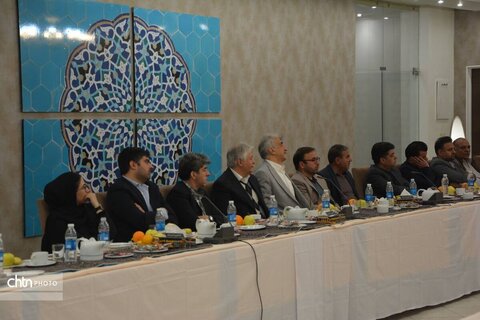 نشست هم‌اندیشی مدیرکل میراث فرهنگی و معاون گردشگری یزد با اعضای جامعه حرفه‌ای هتلداران