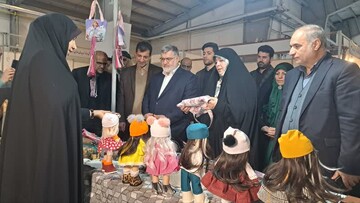بازدید استاندار آذربایجان غربی از نمایشگاه صنایع‌دستی، سوغات و توانمندی‌های بانوان استان