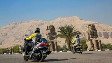 موتورسواری در کنار کاخ‌ فرعون‌ها