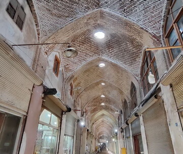 اجرای طرح مرمت طاق و حجره‌های راسته قیصریه در بازار تاریخی قزوین