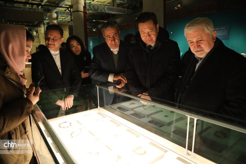 بازدید قائم مقام وزیر و معاون میراث فرهنگی از نمایشگاه شکوه ایران باستان در چین