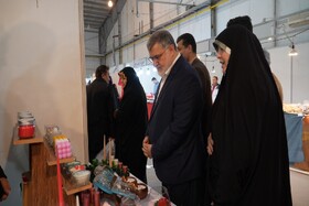 بازدید استاندار آذربایجان غربی از نمایشگاه صنایع‌دستی، سوغات و توانمندی‌های بانوان